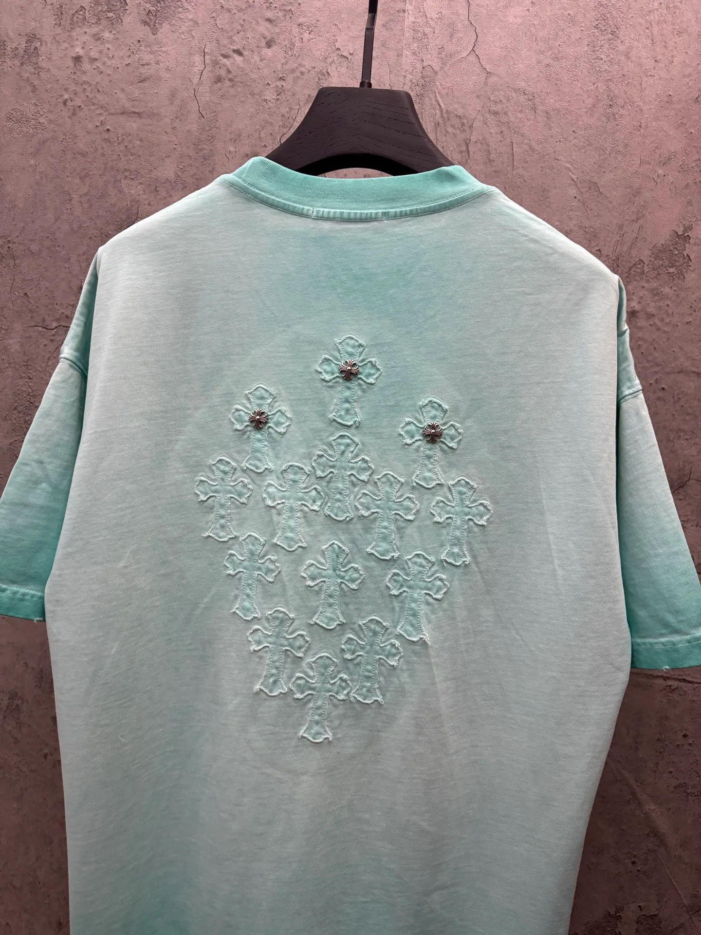 P200 top version, real shot without P, ​​different from market currency) 𝗖𝗵𝗿𝗼𝗺𝗲 𝗛𝗲𝗮𝗿𝘁𝘀/Croxin 2026 spring new original single counter American laser burnt patch embroidered couple short sleeves 👑The highest version! Customized fabric 330g, washed and fried. Best-selling model at the counter. Very comfortable to wear. Accessories: Original molded and authenticated collar label➕100% silk wash label. Genuine purchase-grade original hangtag➕matching hanging rope➕3D hanging beads➕original packaging bag. Craftsmanship: The original version has consistent wiring! The highest version of the armhole matching technique! Color: Khaki Black Rose Red Light Blue Purple Size: S M L XL Style Number: 26-2002